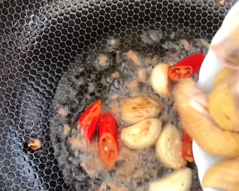 土豆红萝卜焖烧鸡腿肉的做法 步骤4