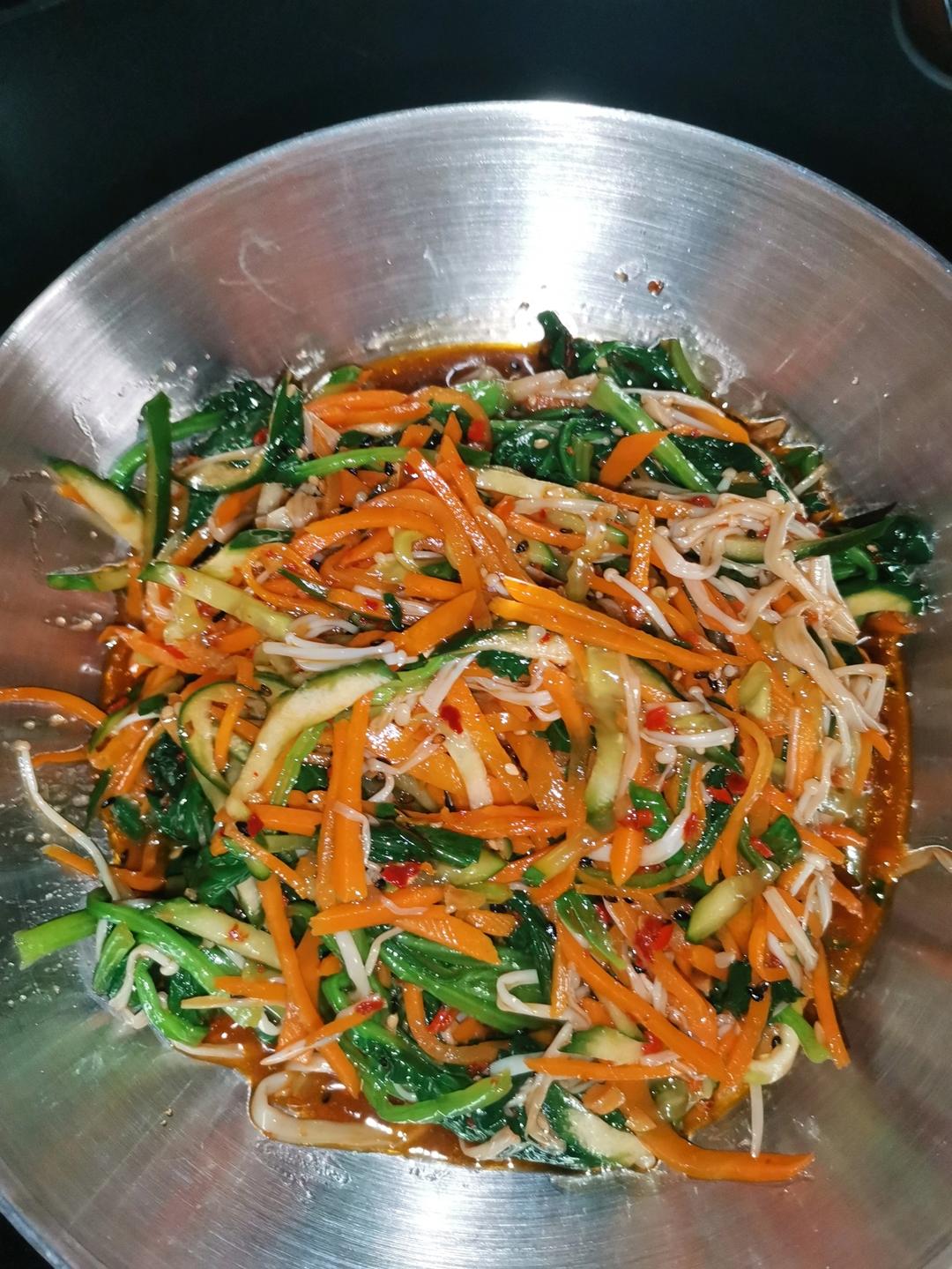 解馋减脂餐！酸辣开胃又下饭的菠菜拌金针菇