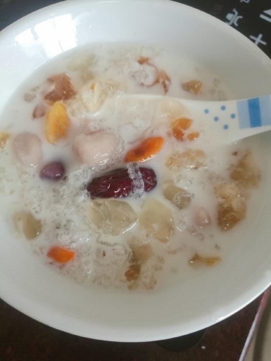 桃胶皂角米炖雪燕