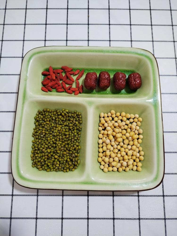 红枣枸杞绿豆黄豆浆