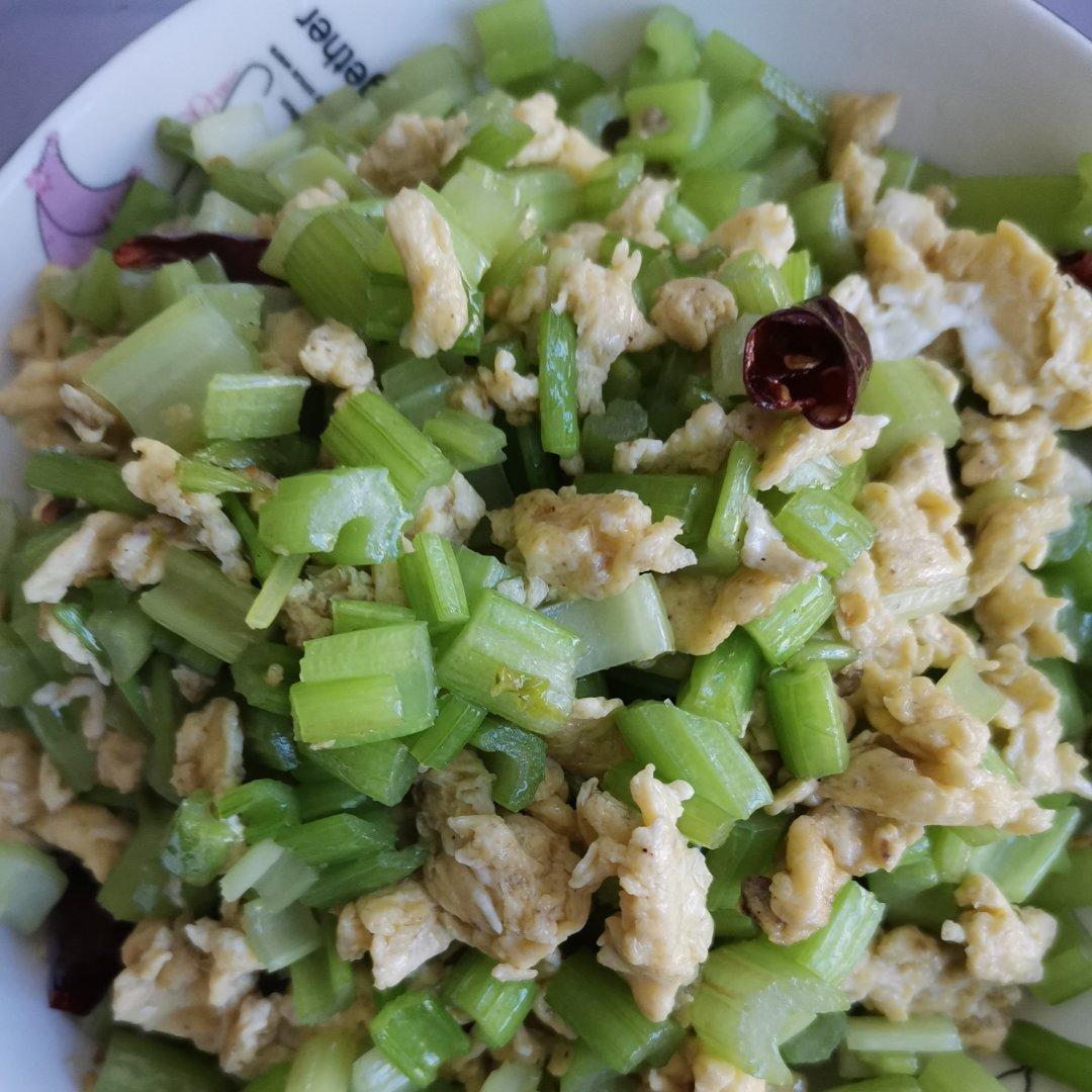 芹菜炒鸡蛋