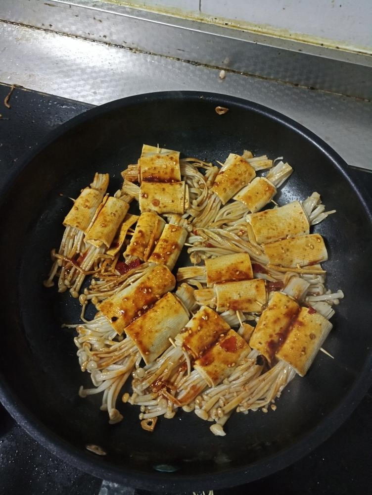 煎豆腐皮卷金针菇的做法
