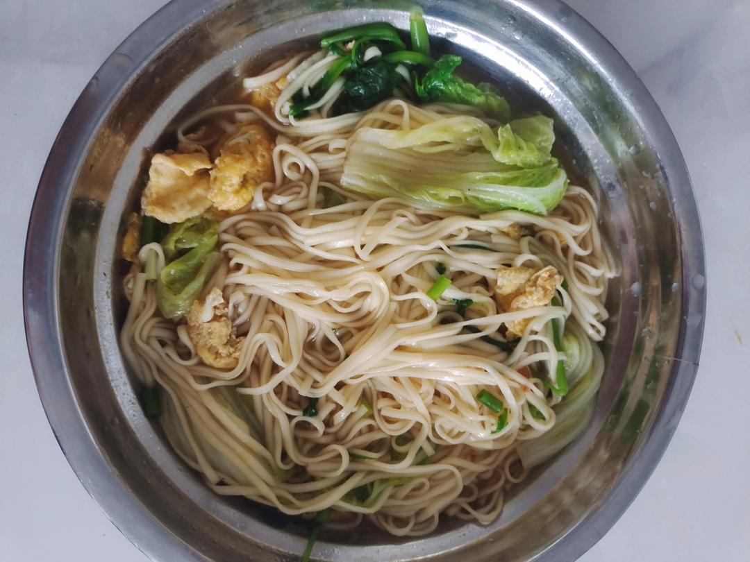 清汤鸡蛋蔬菜面