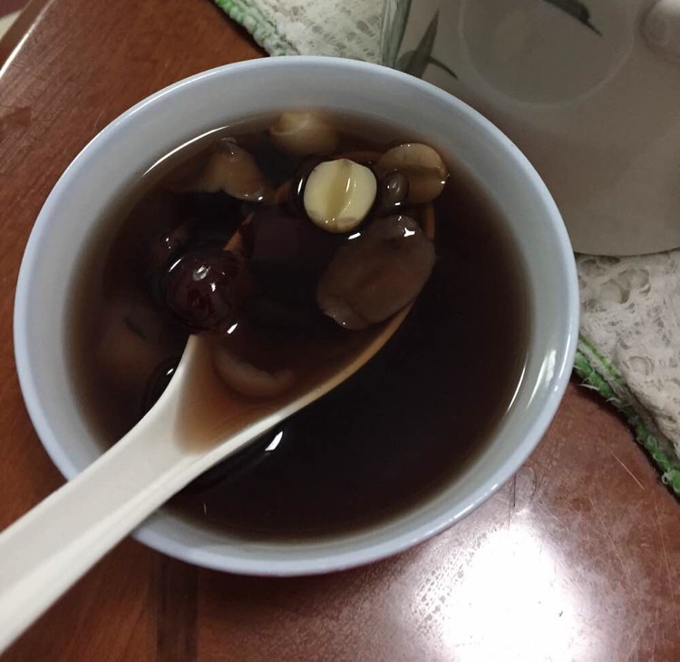 红枣莲子黑豆汤的做法