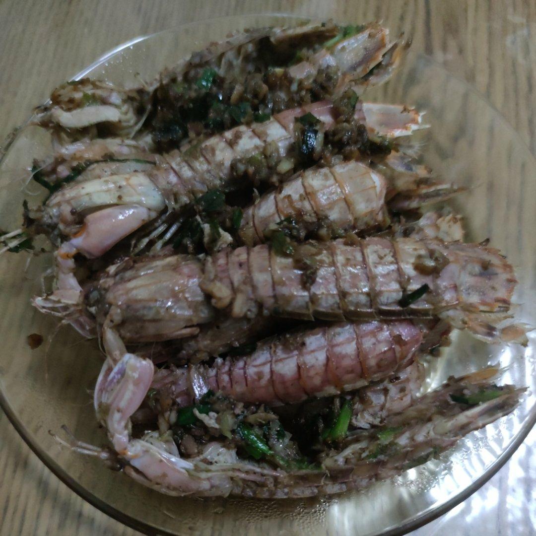 无油炸版的椒盐皮皮虾和巧拨虾壳的方法