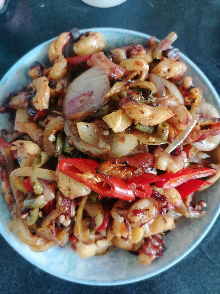 爆炒鱿鱼须，加上这一步，可以与铁板鱿鱼媲美