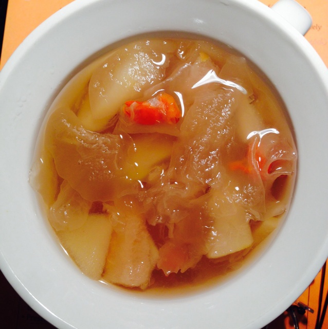 桃胶银耳雪梨羹