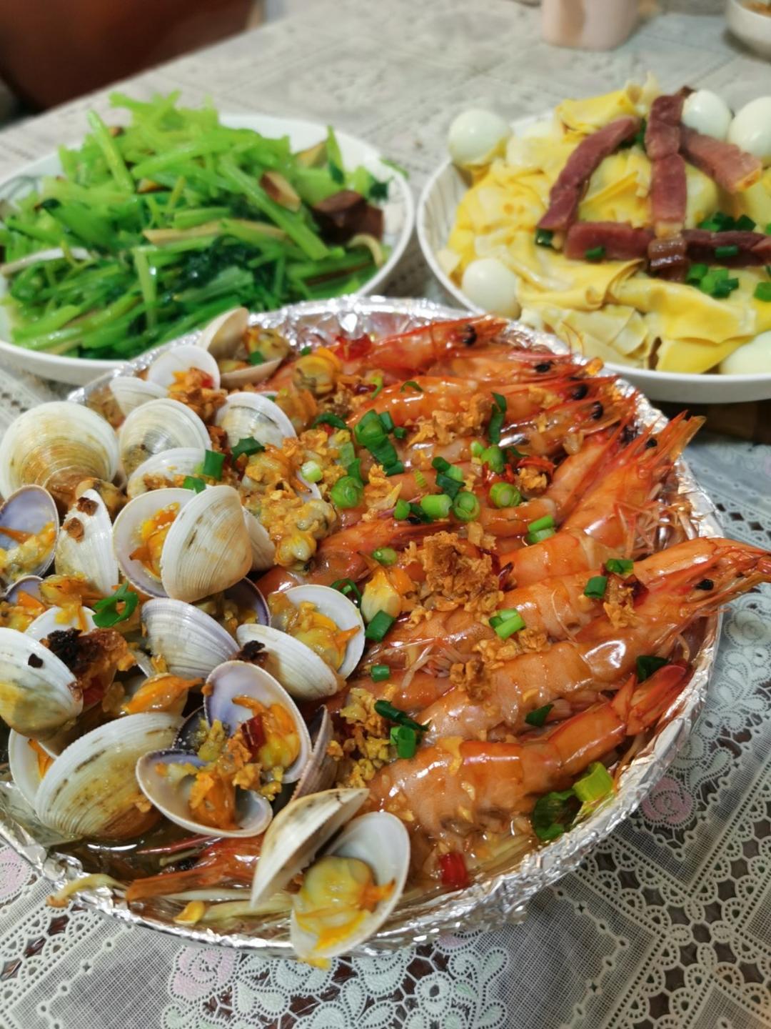 蒜蓉金针菇烤花蛤虾