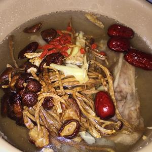 茶树菇大骨汤—汤面的做法 步骤3