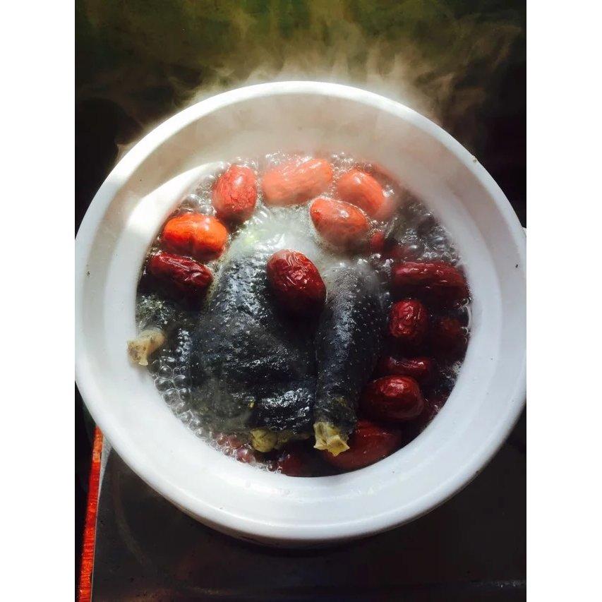 枸杞红枣乌鸡汤