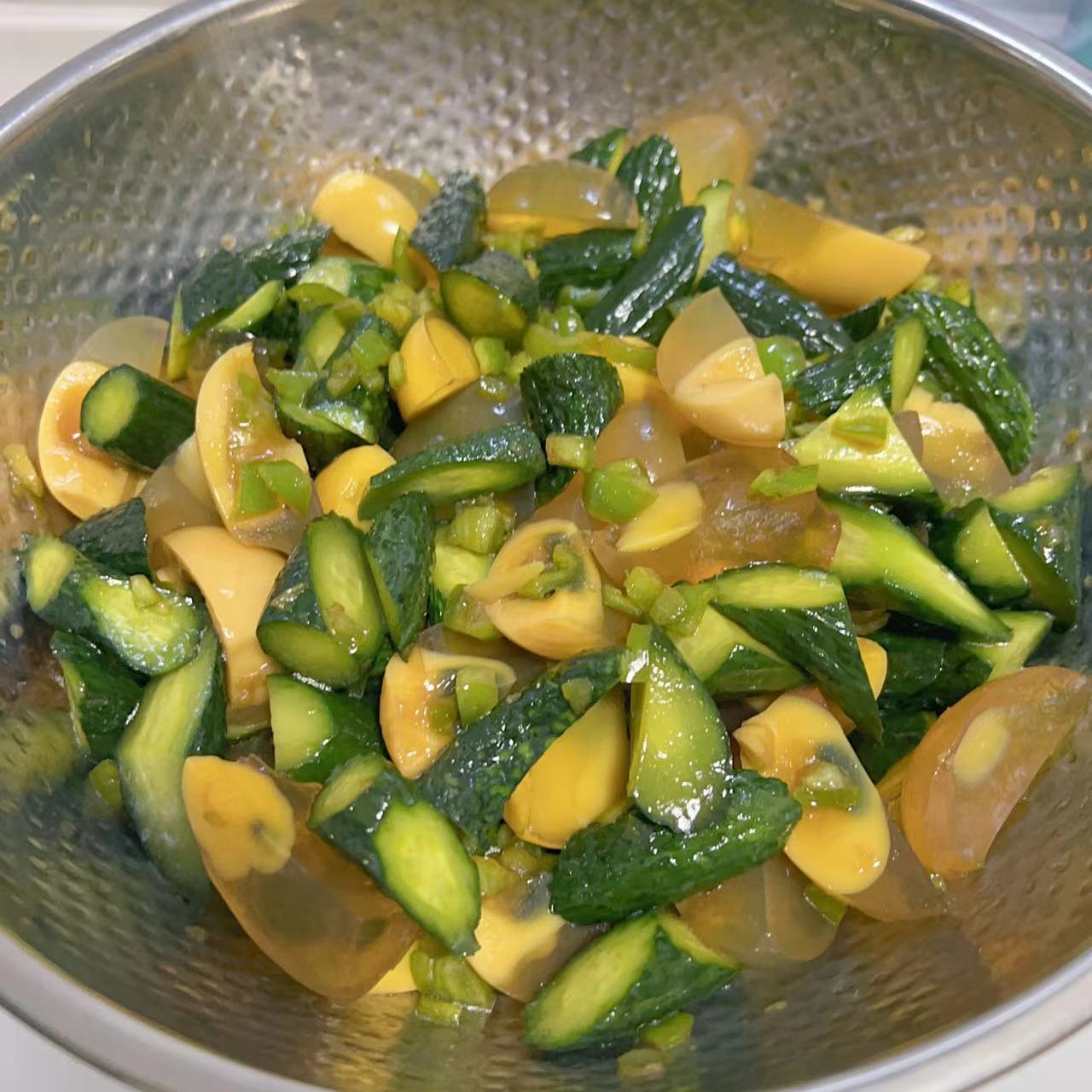 辣椒碎凉拌小黄瓜变蛋的做法