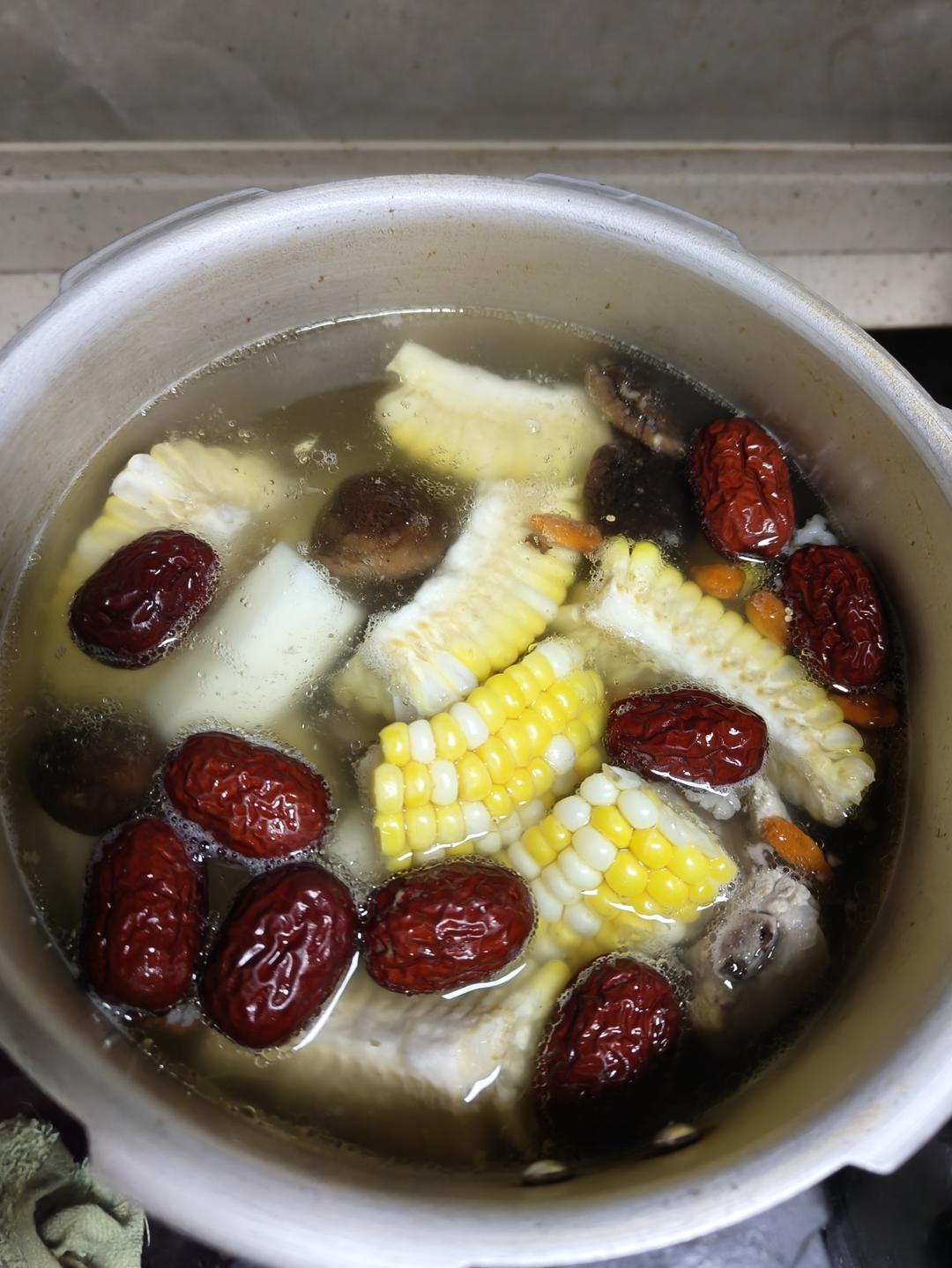 连吃三碗的玉米山药排骨汤