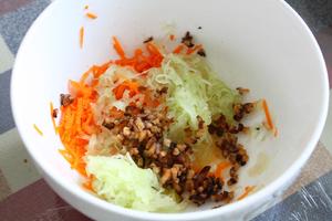 宝宝辅食：三文鱼杂蔬米饭小丸子的做法 步骤1