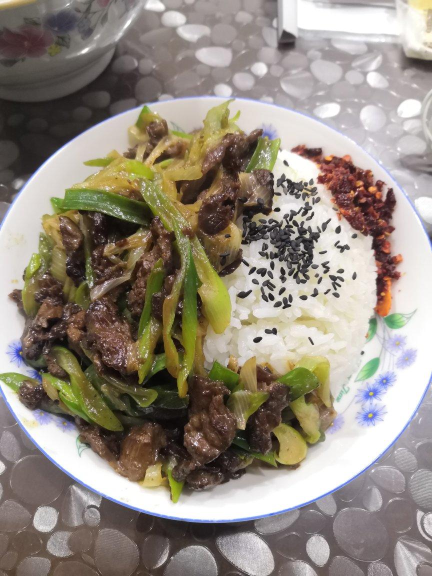 料超足的葱爆牛肉盖浇饭