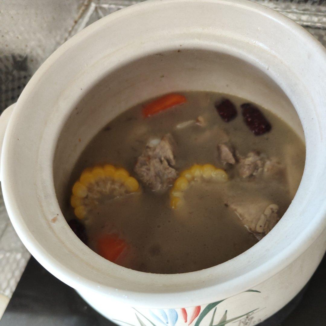 滋补养生 —— 玉米胡萝卜清炖排骨汤🌽