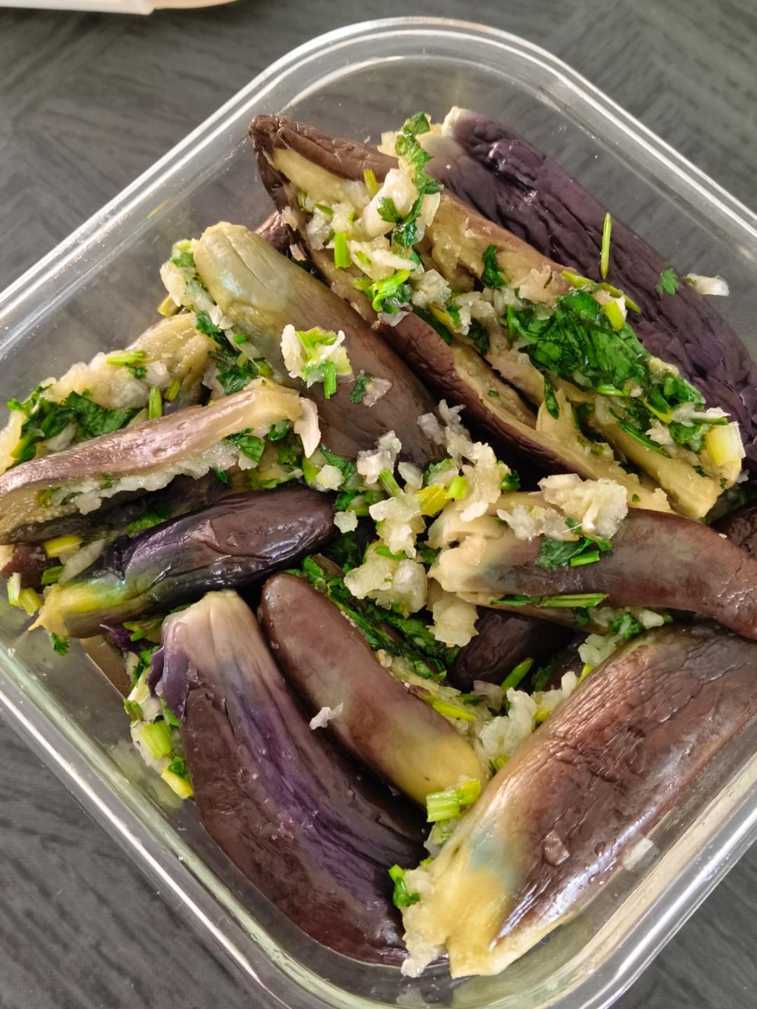 蒜茄子，只加蒜、盐和香菜味道最好。