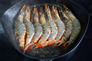 黄油蒜蓉煎大虾的做法 步骤12