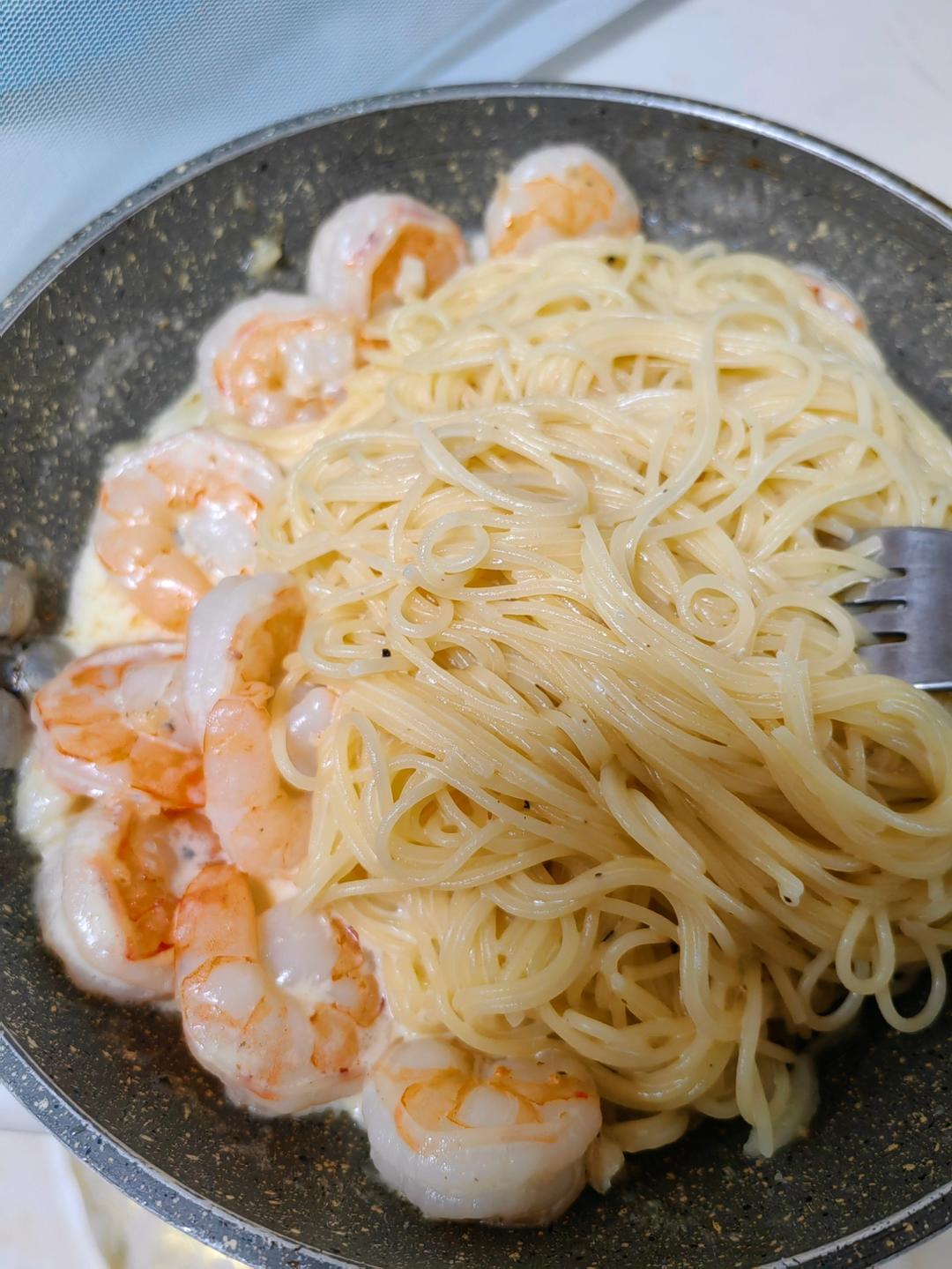 鲜虾蒜香奶油意面