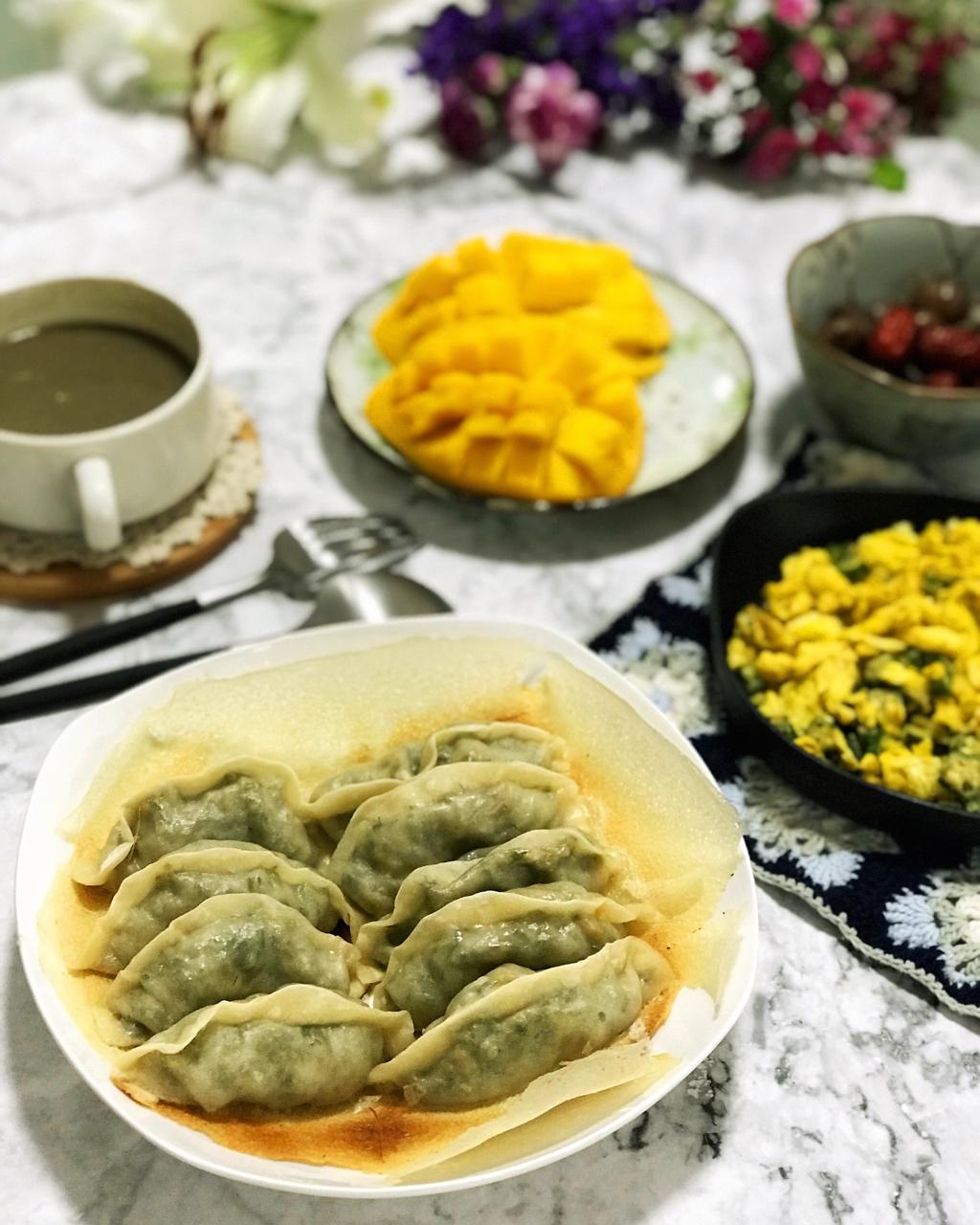 三鲜锅贴 Fried Dumplings