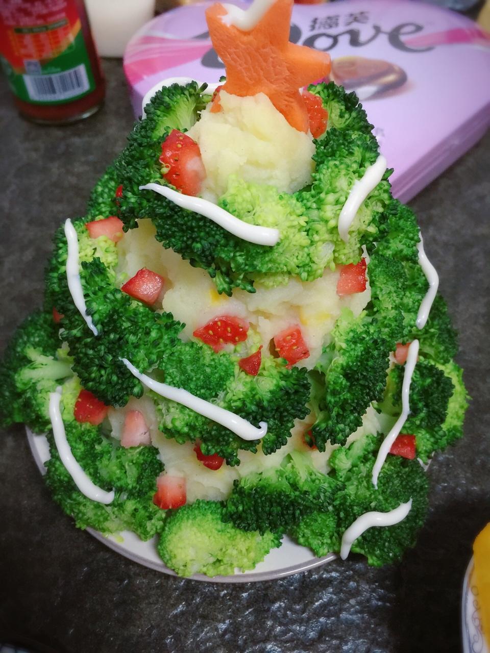 圣诞树沙拉的详细制作方法（西兰花土豆泥圣诞花环）