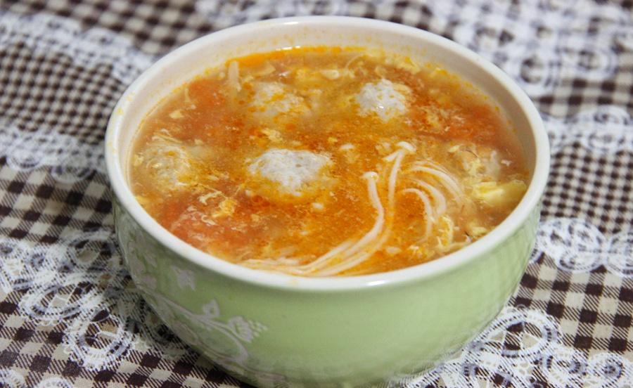 番茄鸡蛋金针菇肉丸汤的做法