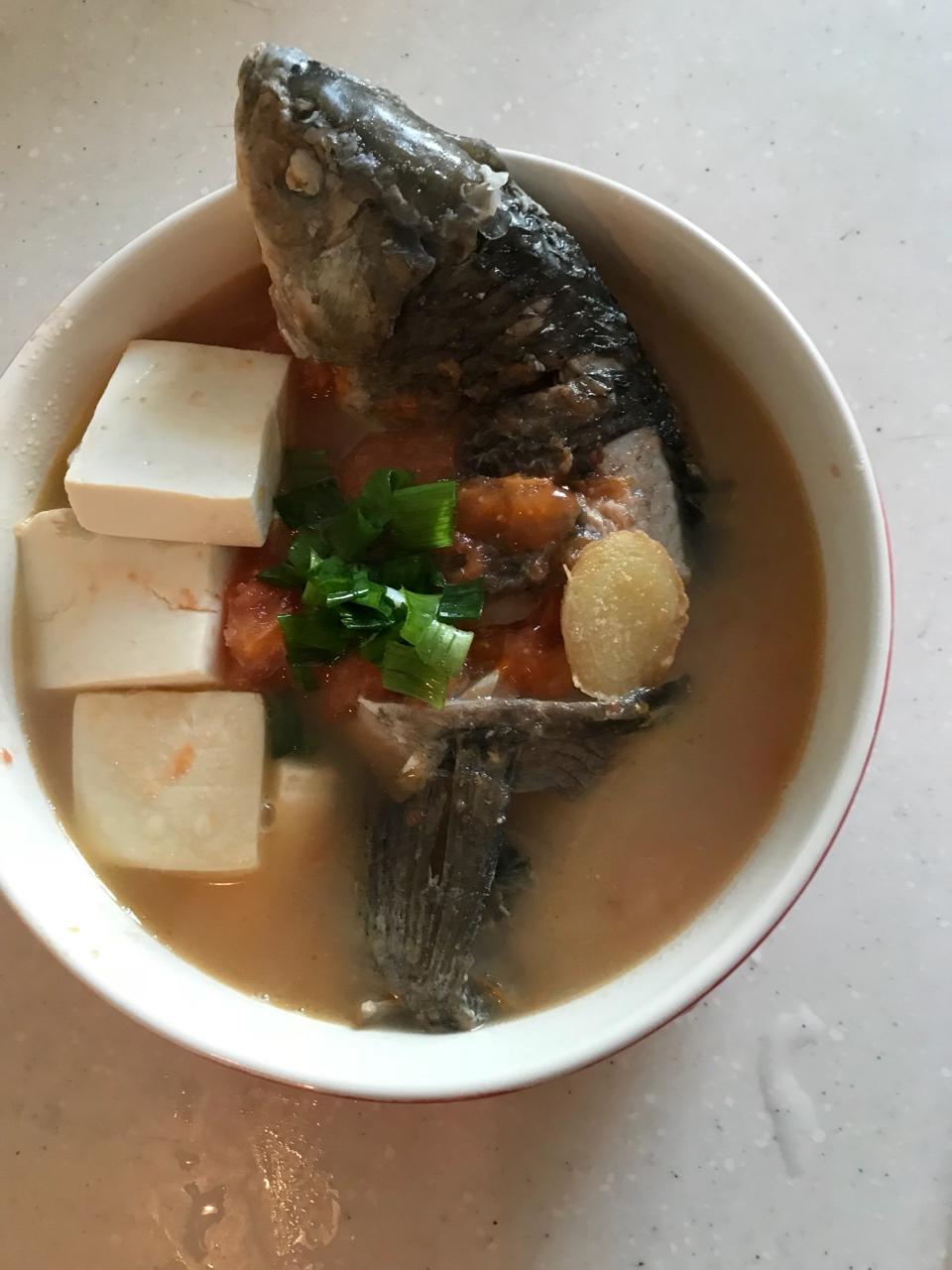 番茄豆腐炖鲫鱼