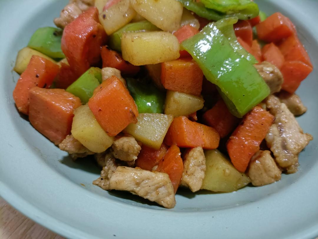 土豆胡萝卜炒肉丁