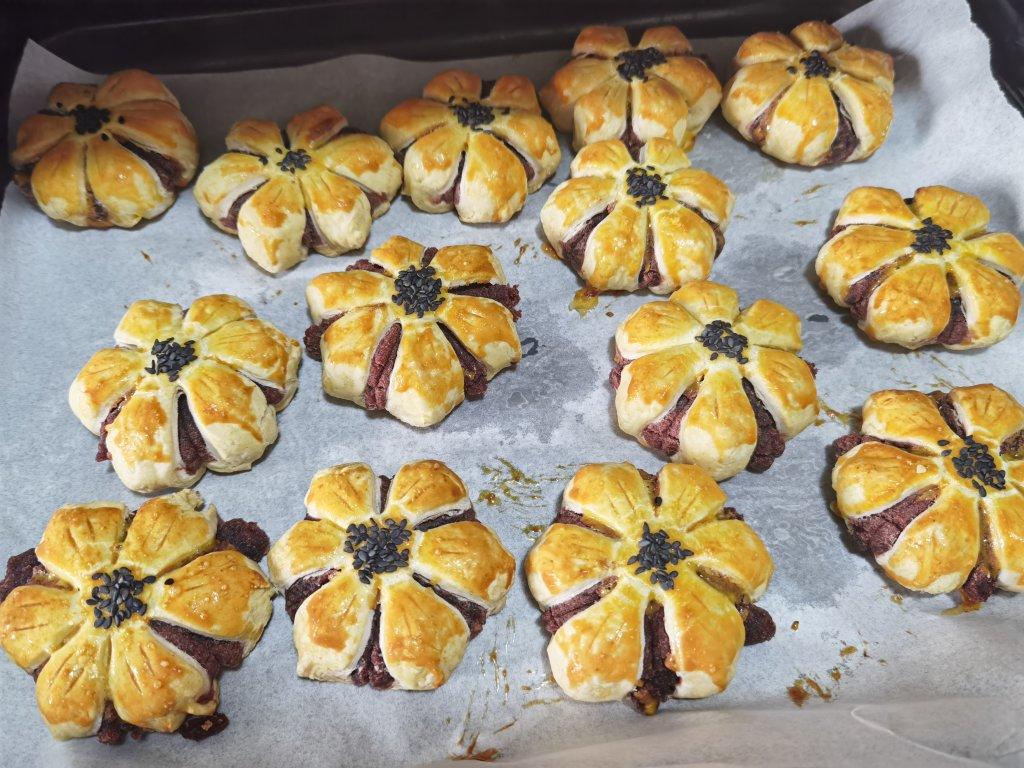 新年秀厨艺时间到！震惊四座的【豆沙葵花酥】！