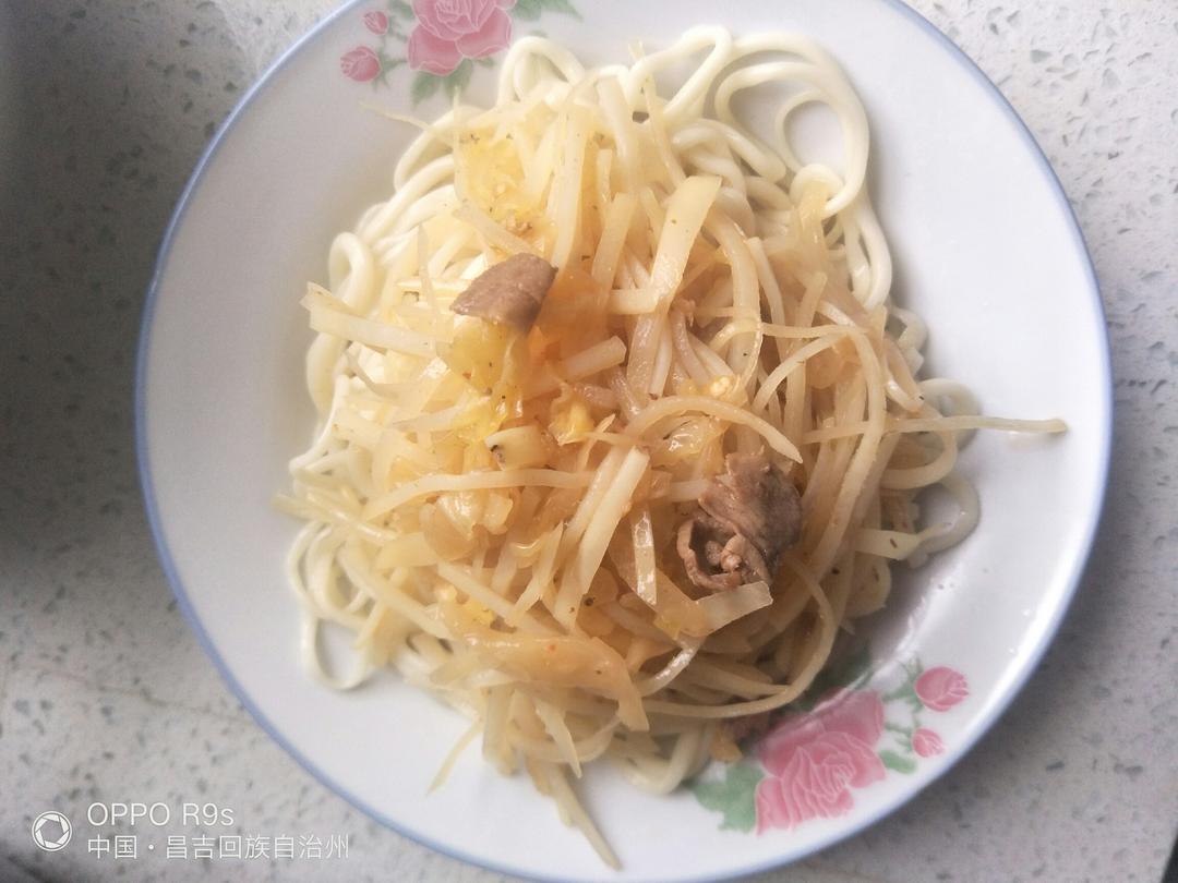 酸菜土豆丝拉条子的做法