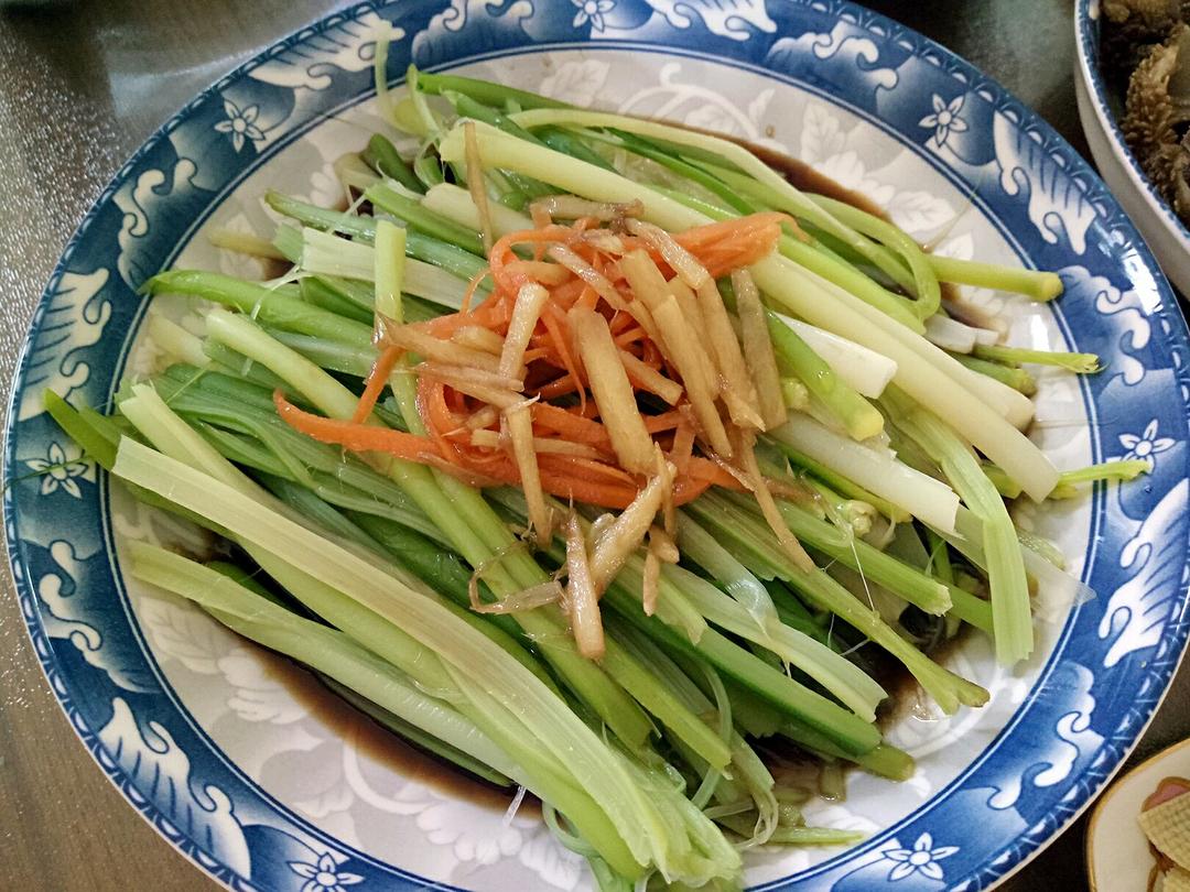 凉拌手撕蒜苔