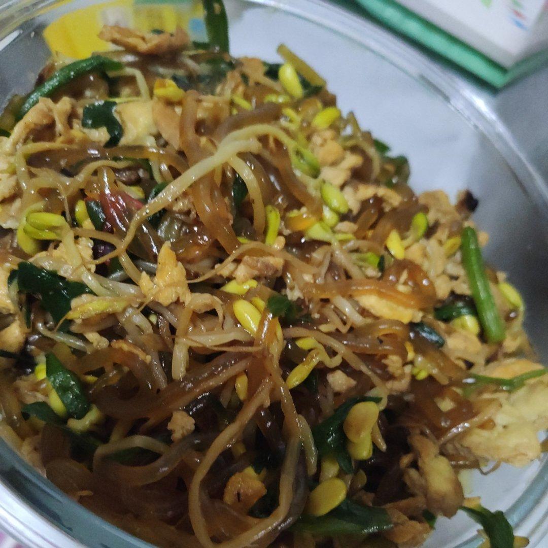 家庭版炒合菜【绿豆芽粉条炒鸡蛋】
