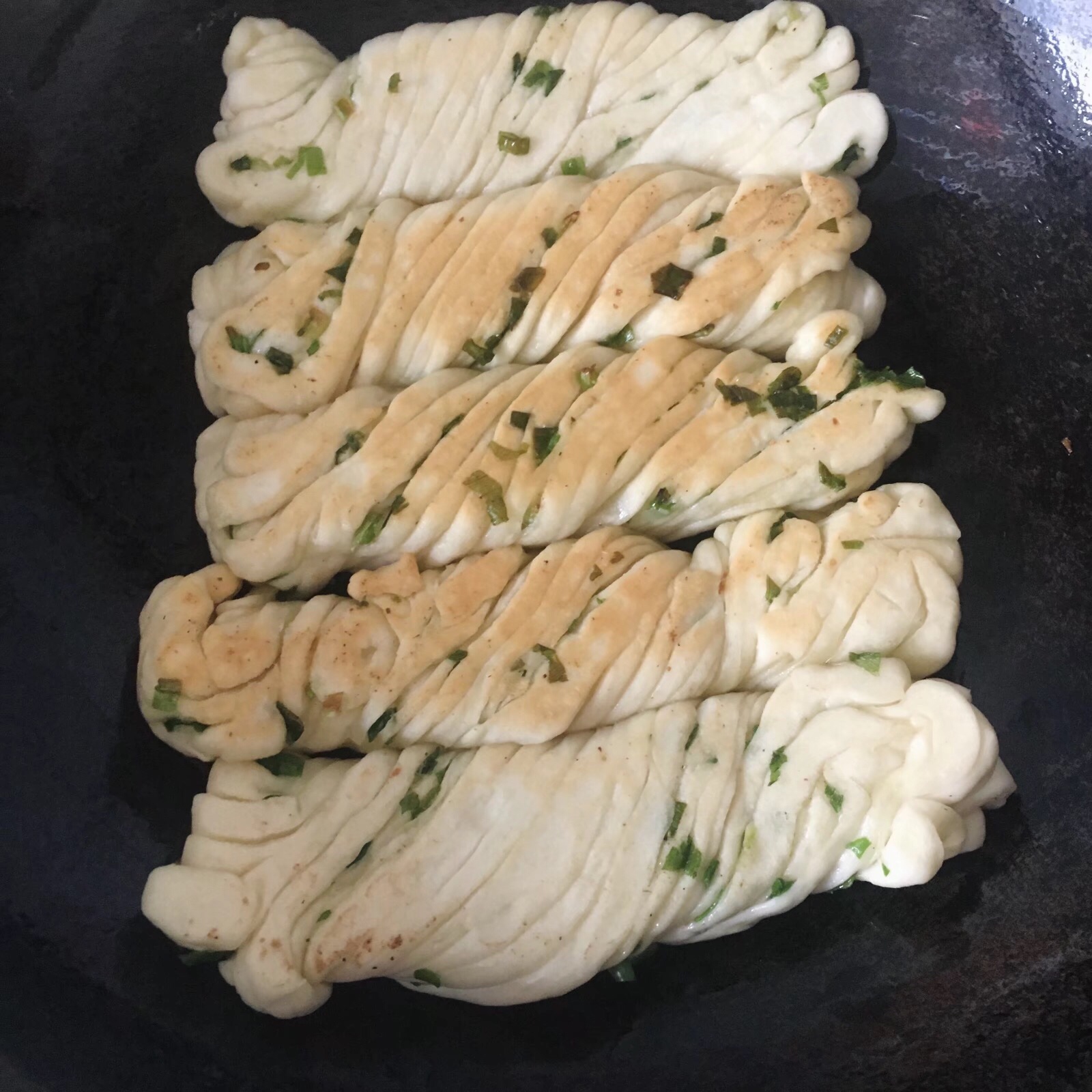 烙的花卷—葱油花卷烧饼的做法 步骤12