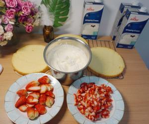 自制草莓奶油蛋糕，奶油 草莓 八寸戚风简直绝配🍓🍓的做法 步骤15
