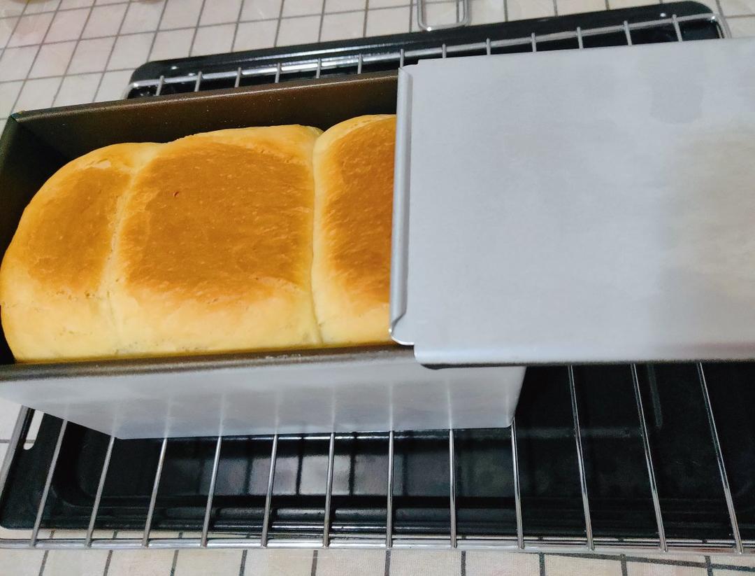 用烤箱自己做面包--手工牛奶吐司面包