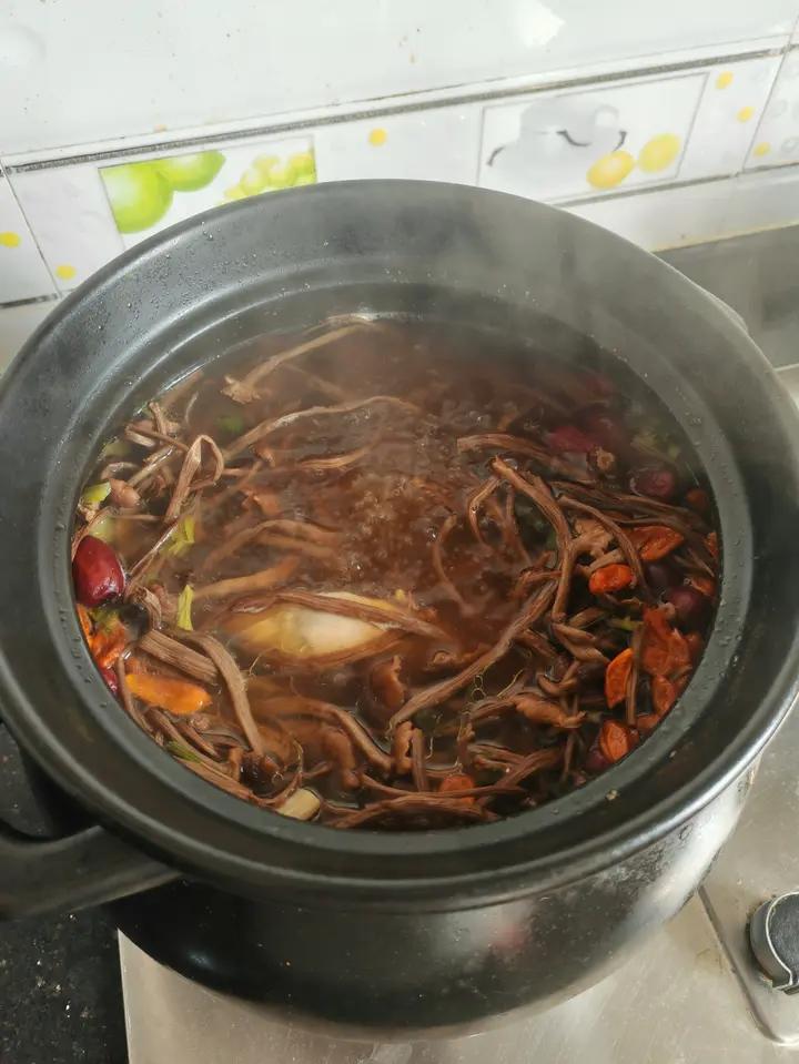 茶树菇土鸡汤