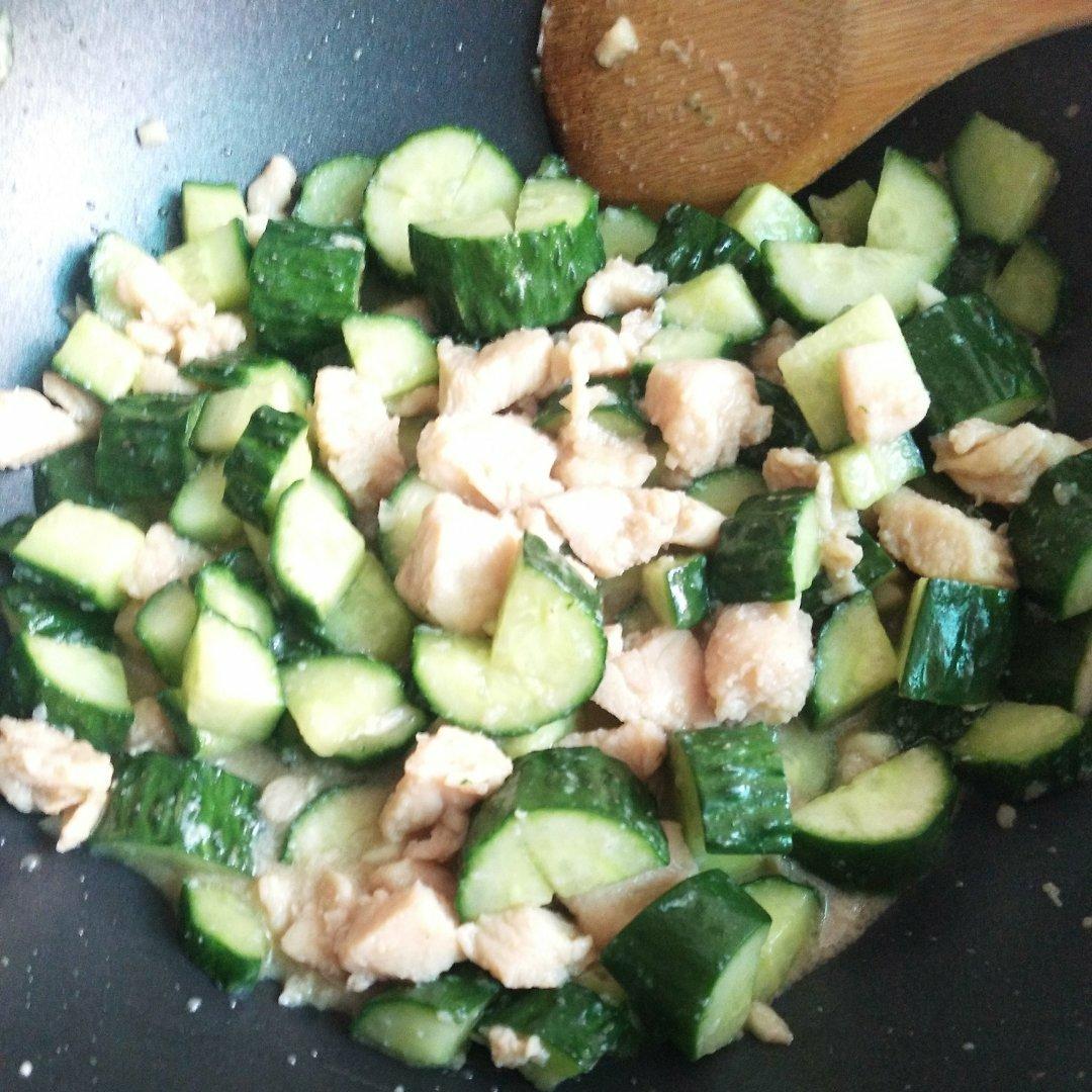 清爽好吃！低脂美味～黄瓜炒鸡胸肉丁