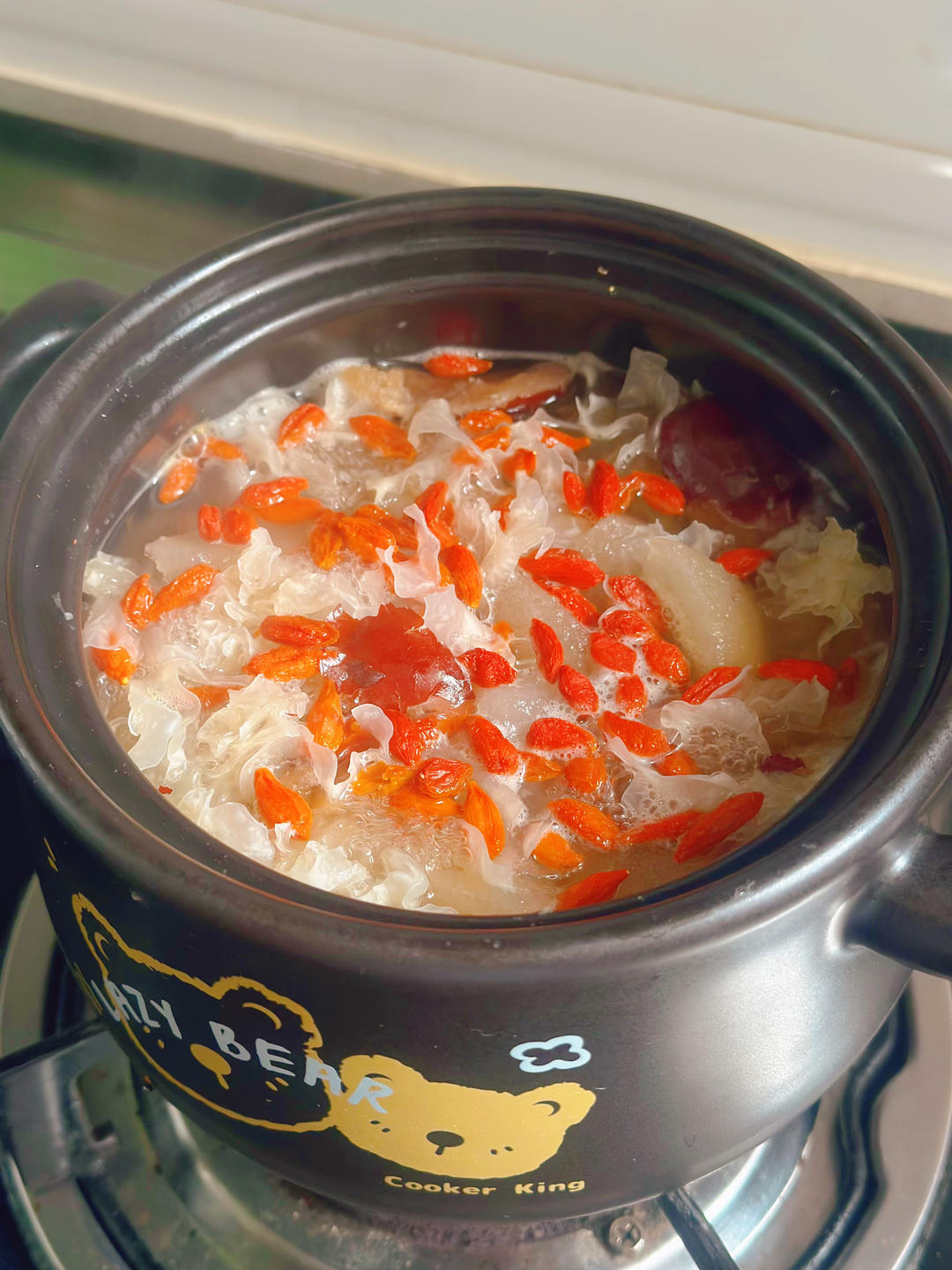 雪梨枸杞红枣银耳汤