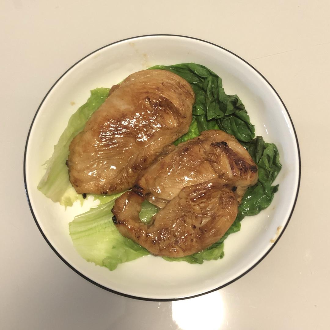 香煎鲜嫩多汁的黑椒鸡胸肉