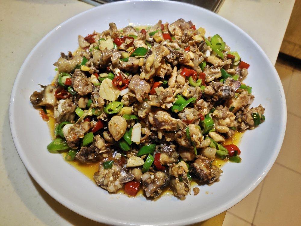 厨师长教你：“爆炒土鸡”的家常做法，只需油盐酱醋，味道非常赞