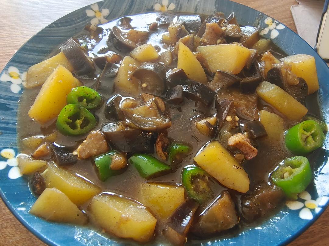 上班族的快手简单晚餐——土豆炖茄子