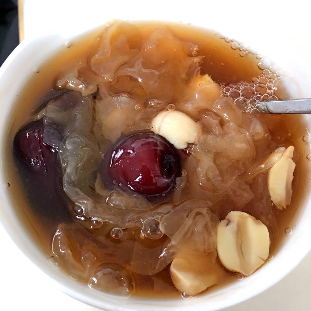 红枣莲子银耳汤