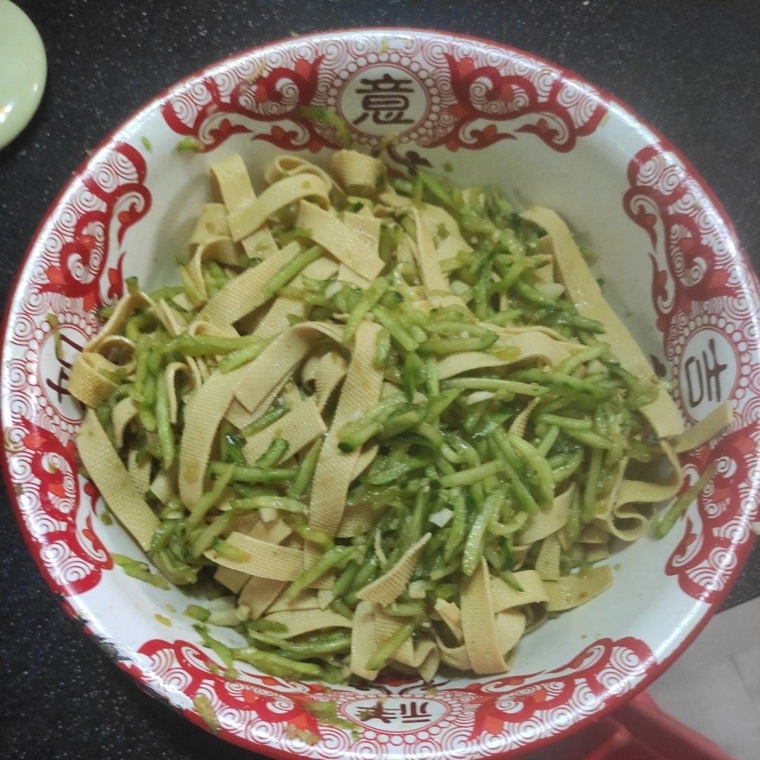 超快手的凉拌千张黄瓜胡萝卜丝