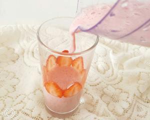 甜甜的草莓奶昔的做法 步骤7