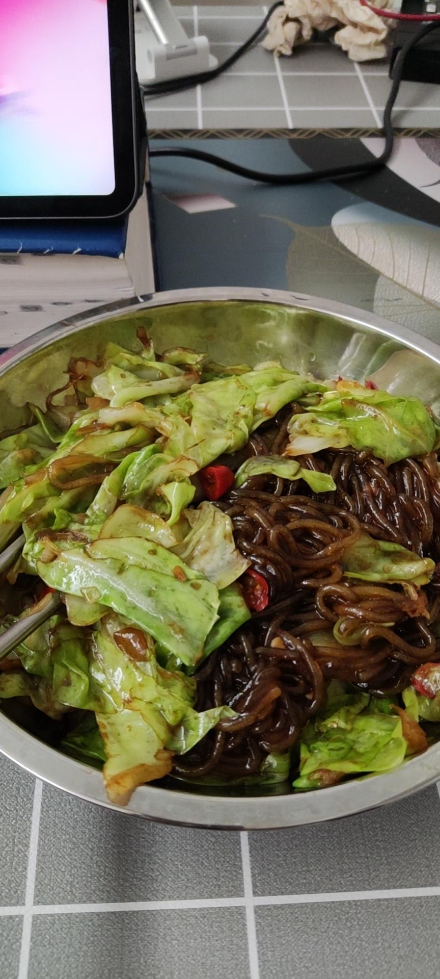 最近爱吃粉丝粉条～包菜炒粉丝