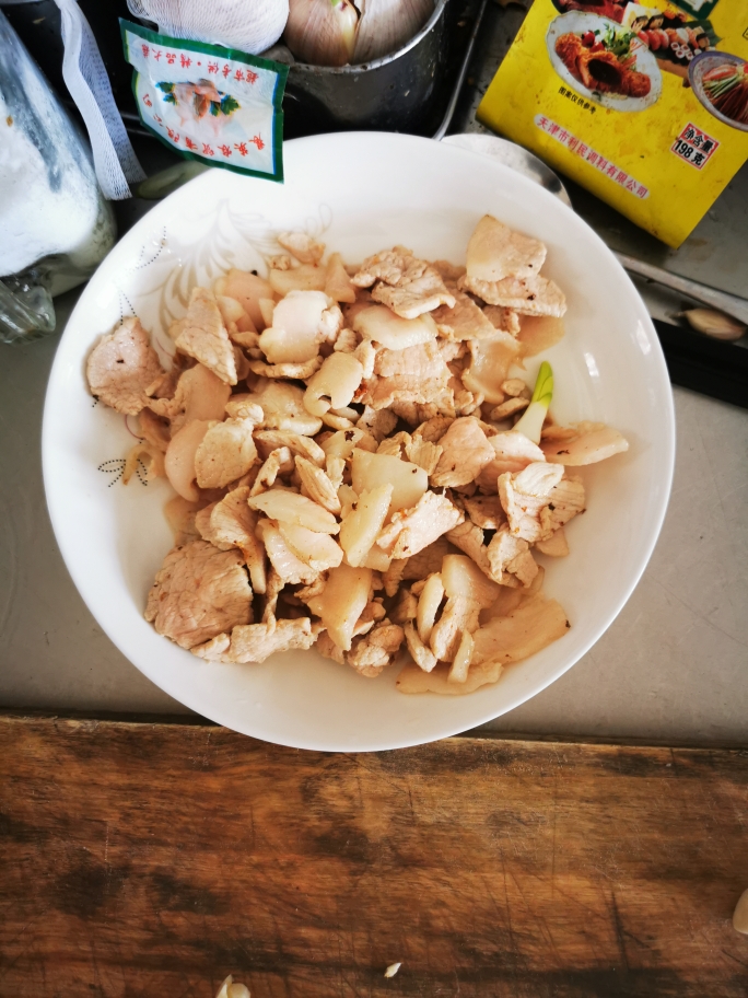 蘑菇五花肉炖豆腐的做法 步骤2
