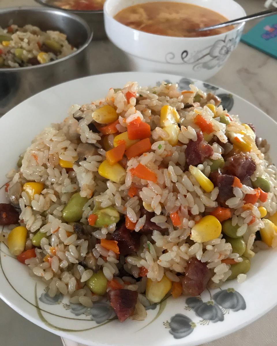香菇香肠胡萝卜焖饭电饭煲焖饭系列(七岁儿童版)