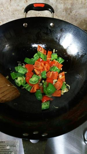 青红椒炒卤牛肉的做法 步骤2