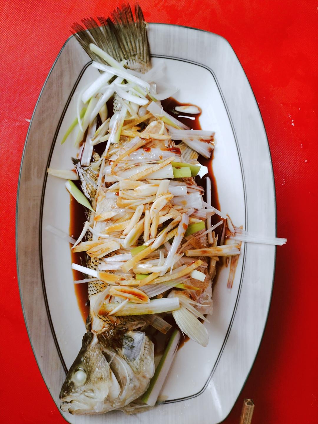 易上手的清蒸鲈鱼（家常菜）