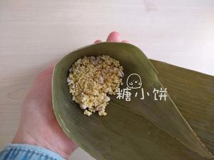 【杂粮咸菜黄米粽子】三角形粽的做法 步骤4