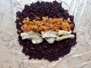 蛋黄肉松紫米饭团的做法 步骤7